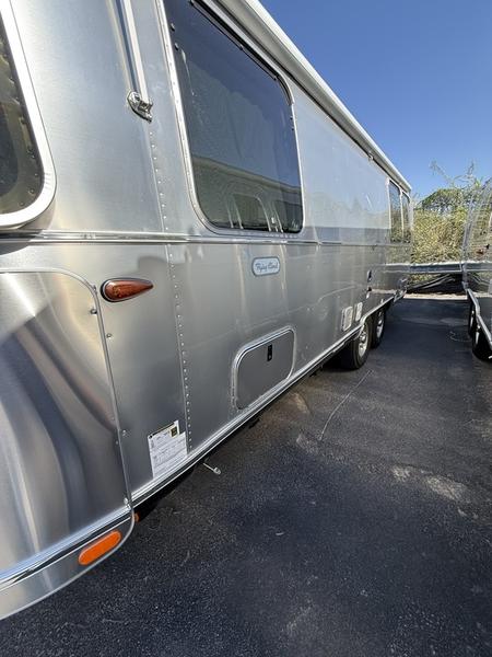 2026 Airstream Flying Cloud® 25FB inventory photo 2 of 10 at Airstream El Paso
