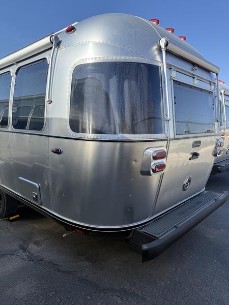 2026 Airstream Midnight Flamingo Flying Cloud® 27FB inventory photo 3 of 19 at Airstream El Paso