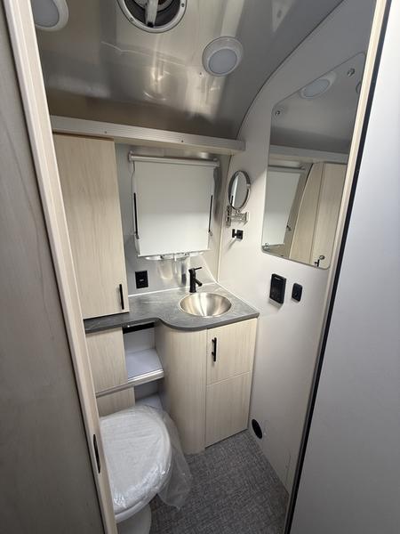 2026 Airstream Midnight Flamingo Flying Cloud® 27FB inventory photo 17 of 19 at Airstream El Paso