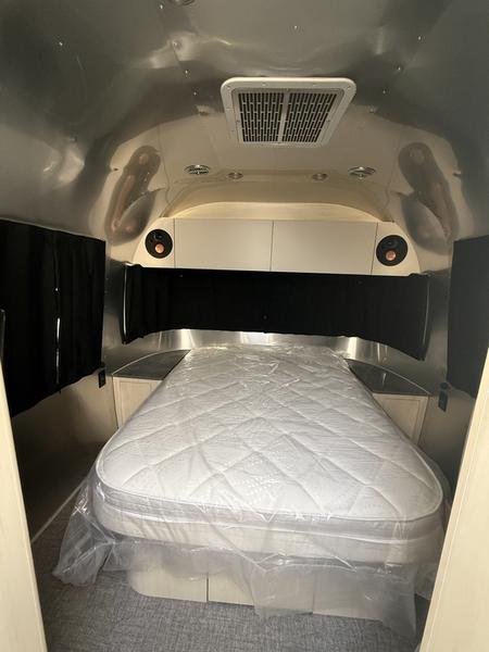 2026 Airstream Midnight Flamingo Flying Cloud® 27FB inventory photo 18 of 19 at Airstream El Paso
