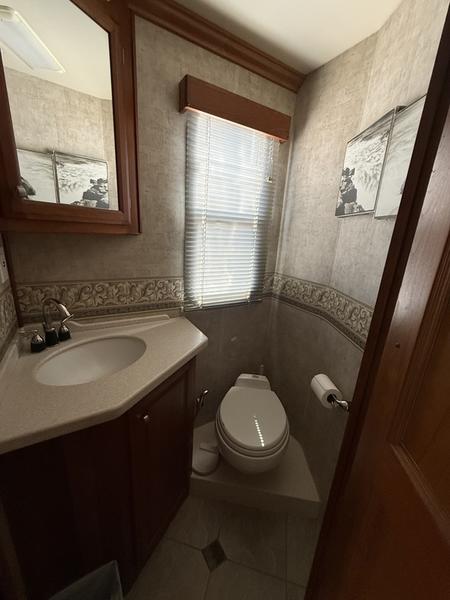 2006 Fleetwood Revolution LE 40E inventory photo 11 of 12 at Airstream El Paso