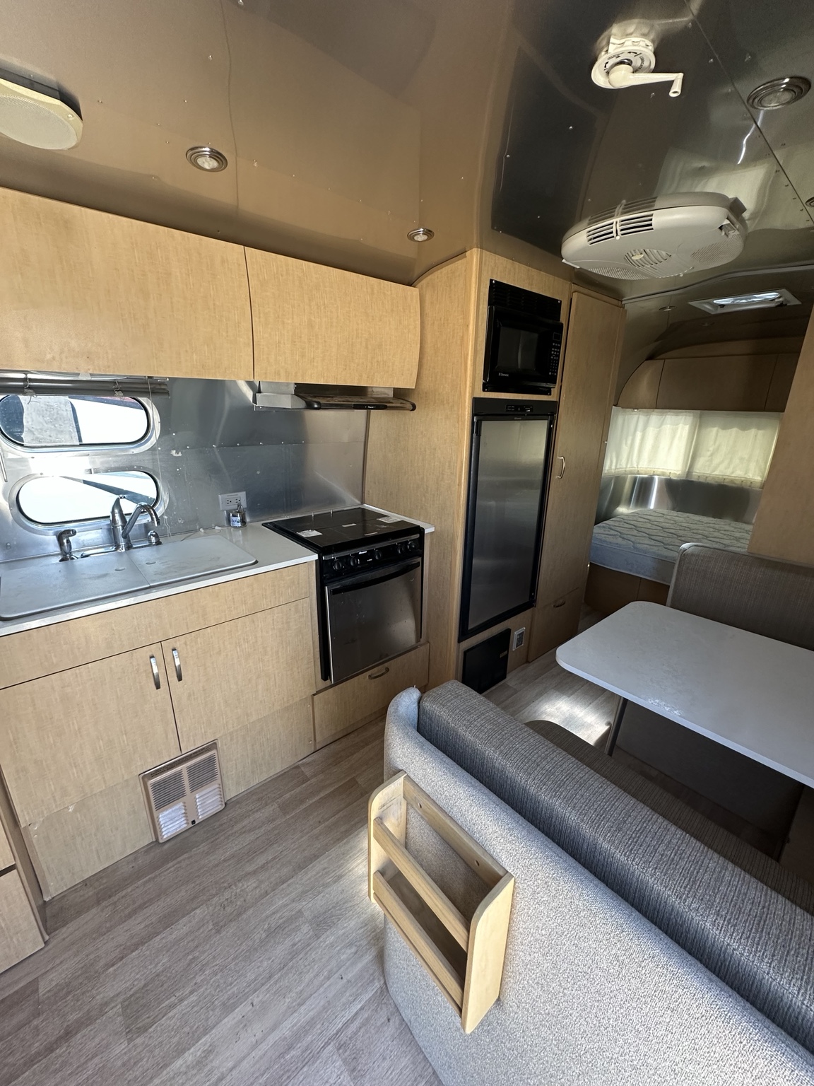 2011 Airstream Flying Cloud 23FB inventory photo 7 of 10 at Airstream El Paso