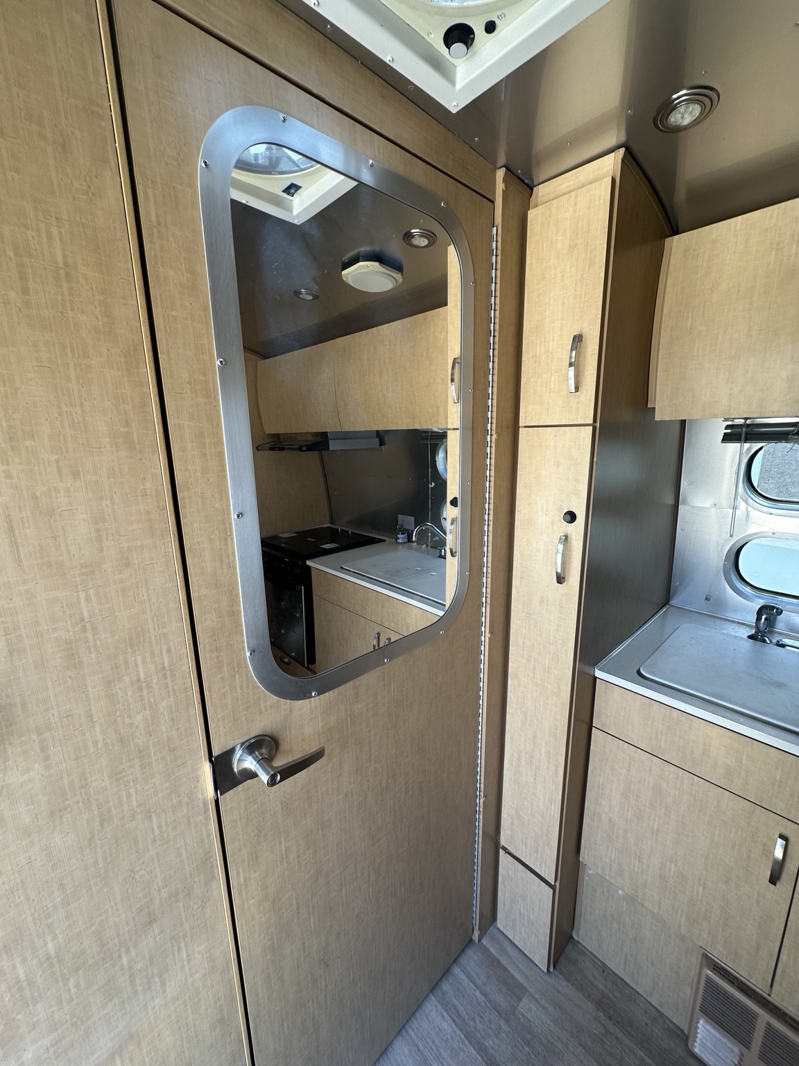 2011 Airstream Flying Cloud 23FB inventory photo 8 of 10 at Airstream El Paso
