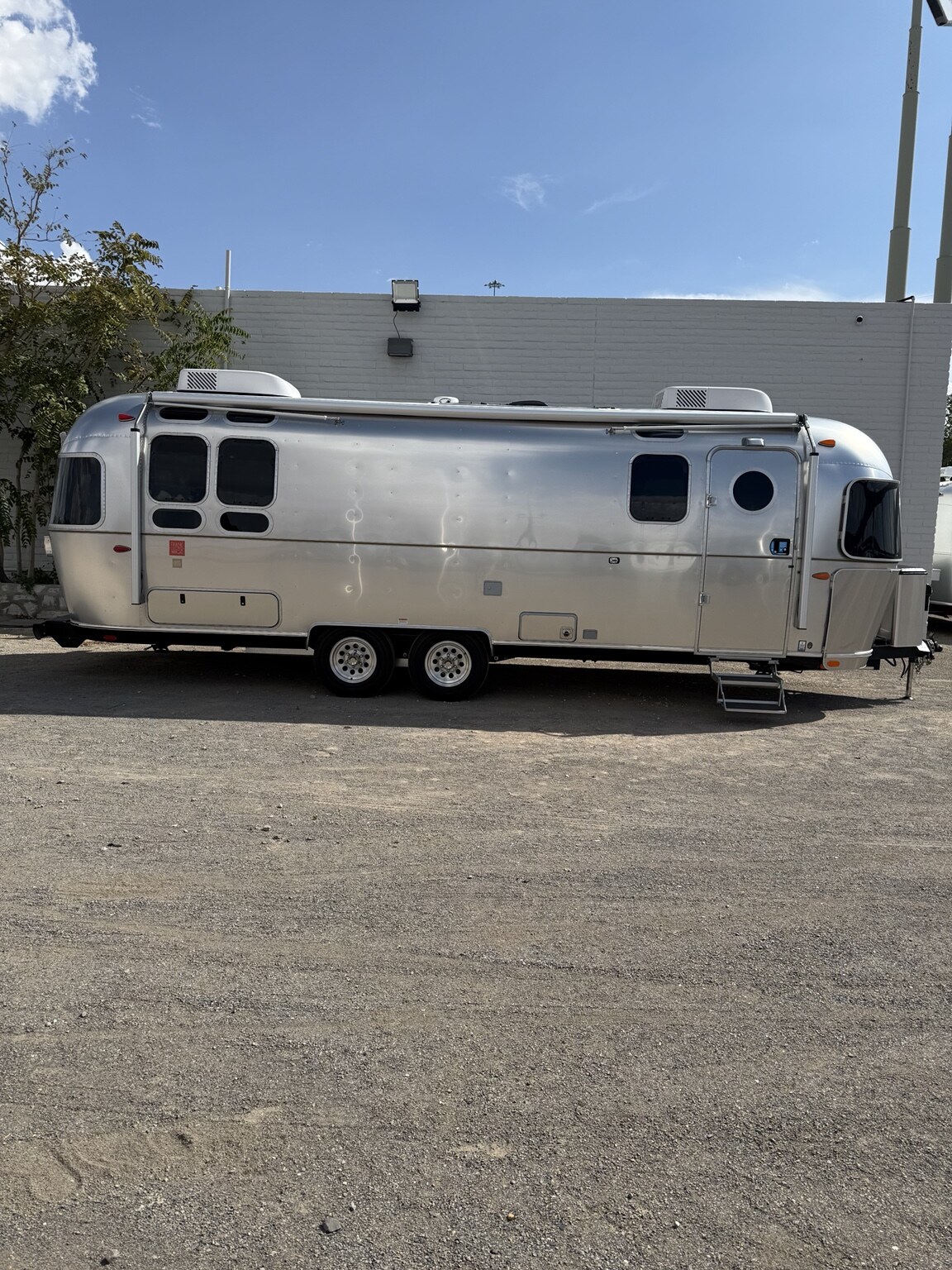 2027 Airstream Frank Lloyd Wright 28RB Twin inventory photo 4 of 18 at Airstream El Paso